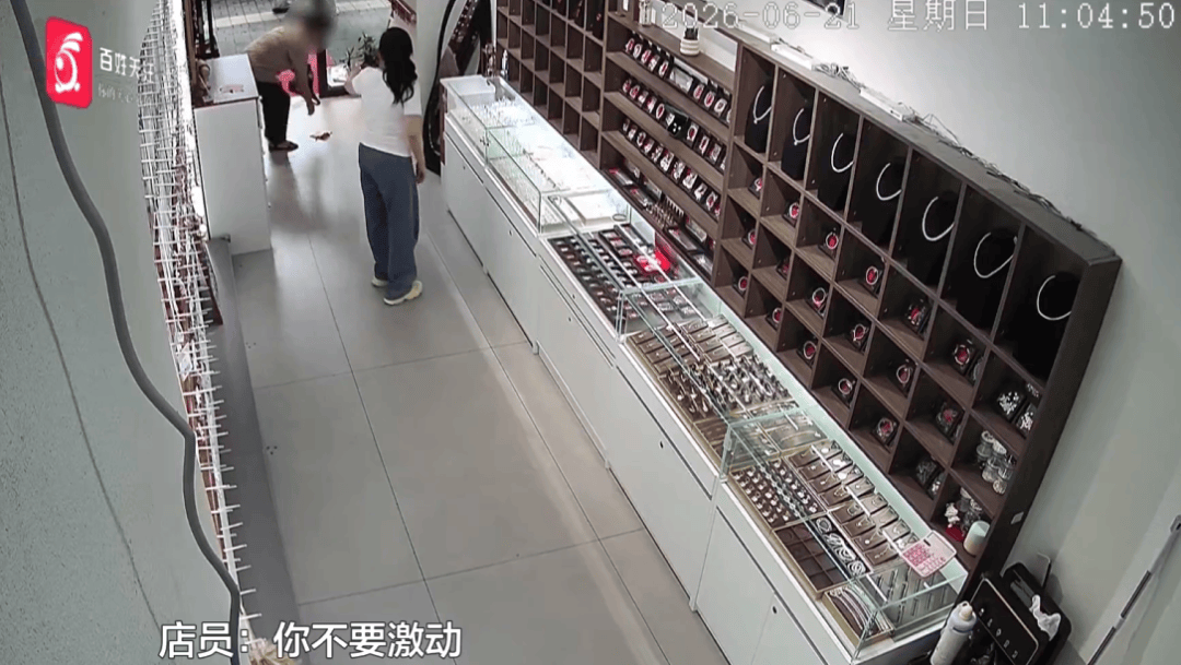 世界杯足球_贵阳阿姨花860元买银镯子世界杯足球，靠摔地声音认定掺假要求退款，商家：符合国家标准，假一赔十！