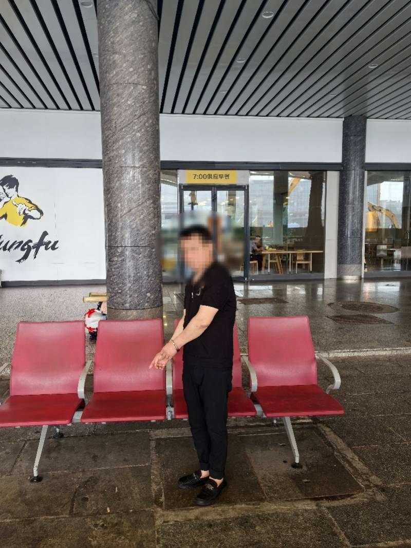 皇冠世界杯
_广州火车站外两男子趁乘客候车睡着偷手机皇冠世界杯
,被抓获!现场曝光