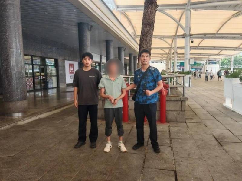 皇冠世界杯
_广州火车站外两男子趁乘客候车睡着偷手机皇冠世界杯
,被抓获!现场曝光