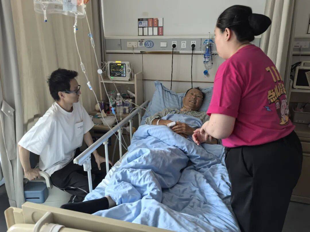 皇冠信用网会员申请_再晚半小时人就没了!男子来杭旅游在商场肚子突然变大皇冠信用网会员申请,饭店女员工三句话,抢回一条命