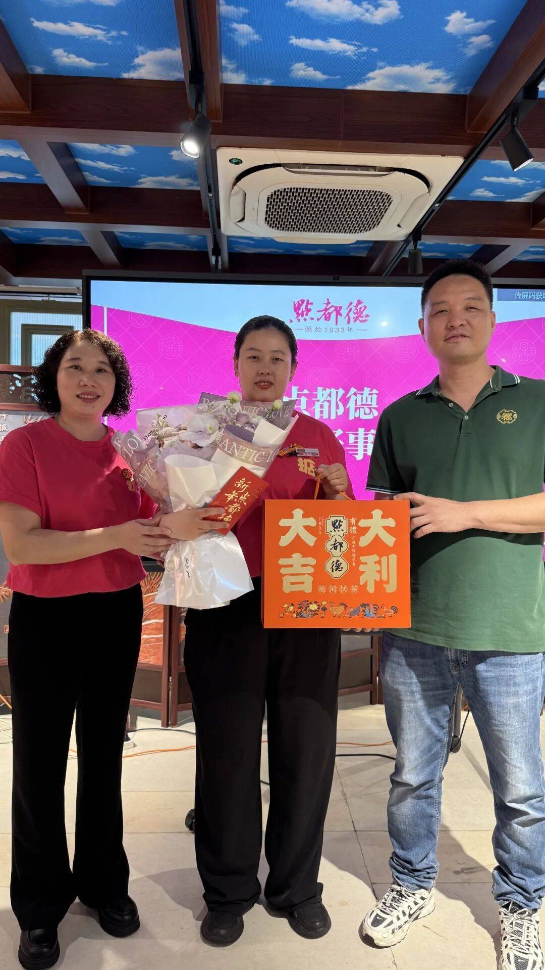 皇冠信用网会员申请_再晚半小时人就没了!男子来杭旅游在商场肚子突然变大皇冠信用网会员申请,饭店女员工三句话,抢回一条命