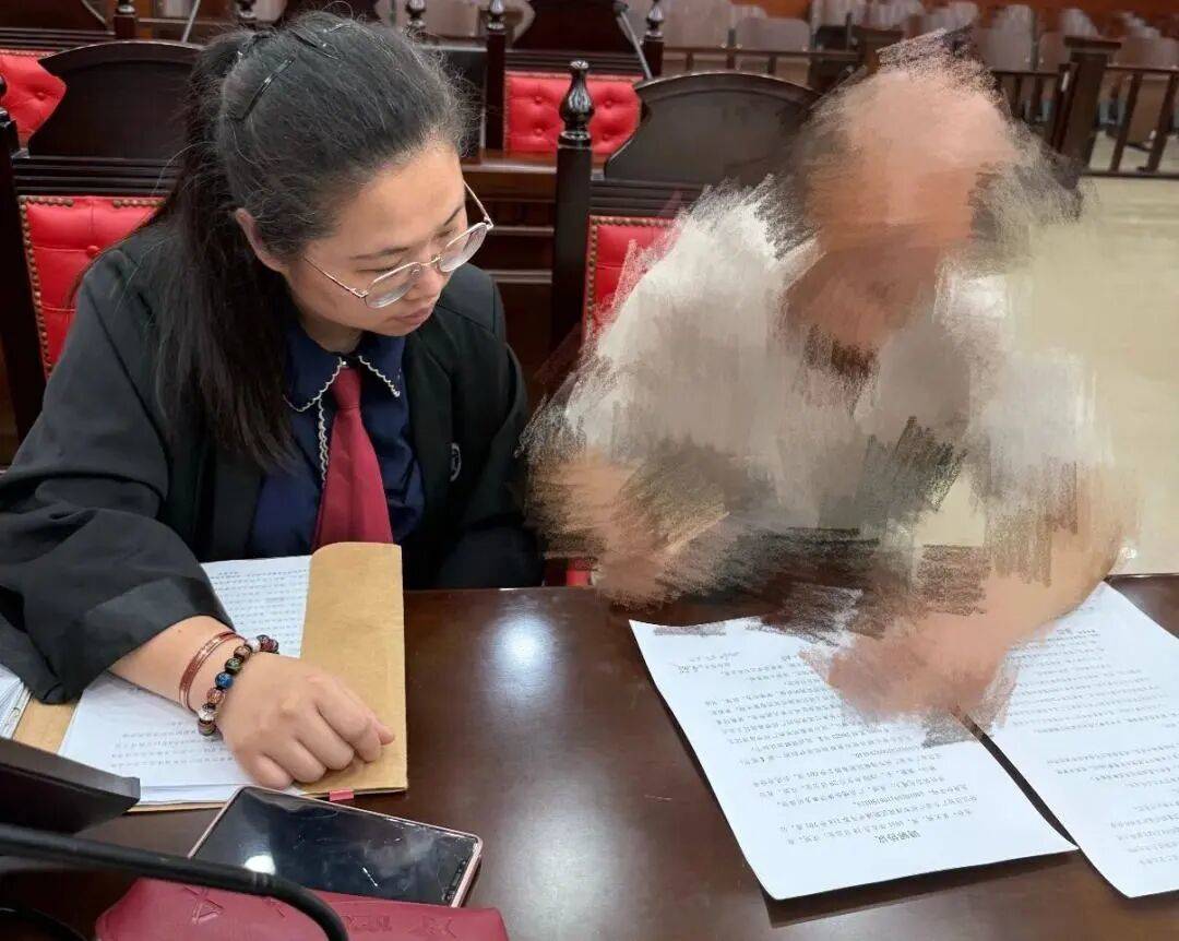 皇冠信用网登1_亲兄弟各自继承一套房产皇冠信用网登1，弟弟因无独立厨房多年无偿占用哥哥名下7平方米房间，多次协商均失败，最终经律师调解和解