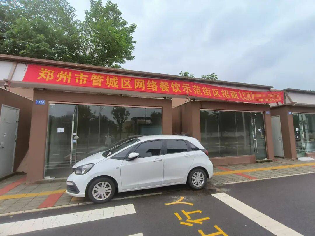 皇冠信用网_年租金2万元！郑州人行道冒出一排铺面挤占盲道皇冠信用网，郑州城管：是违建，取证完成会立案处理