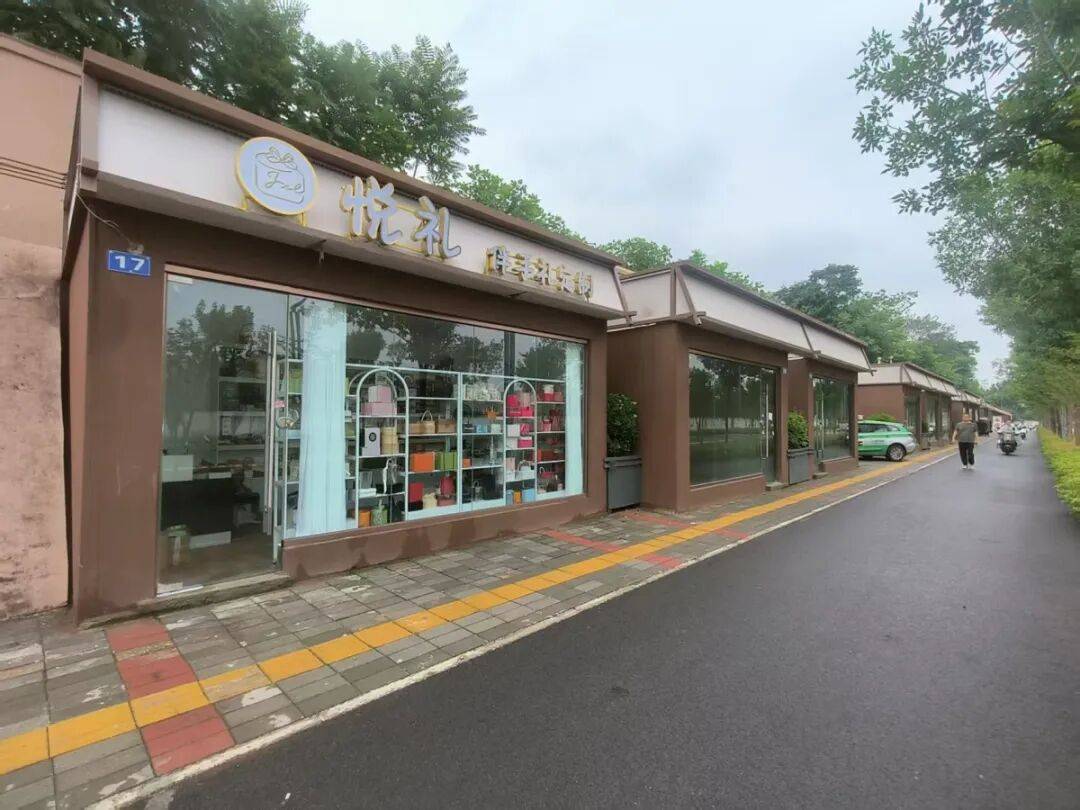 皇冠信用网_年租金2万元！郑州人行道冒出一排铺面挤占盲道皇冠信用网，郑州城管：是违建，取证完成会立案处理