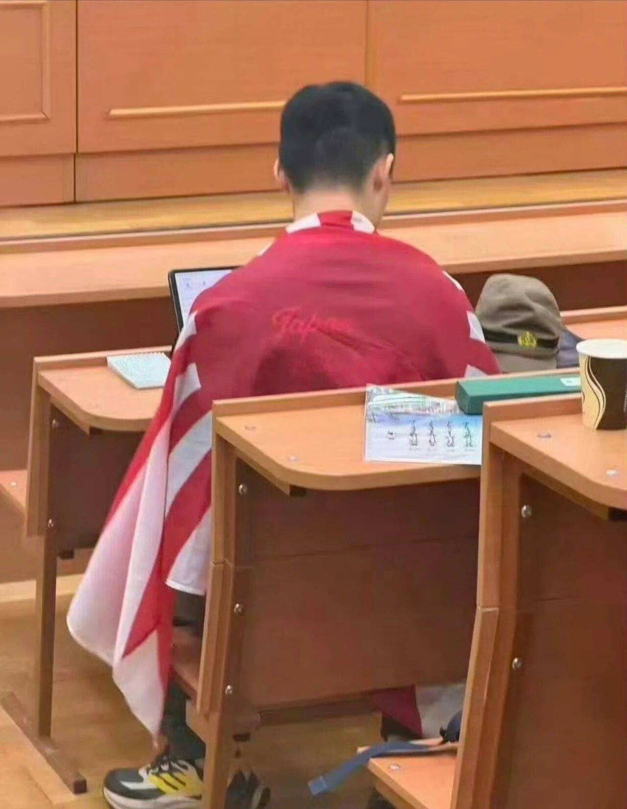 皇冠體育足球
_披旭日旗中国留学生已被遣返皇冠體育足球
,校方称将开除