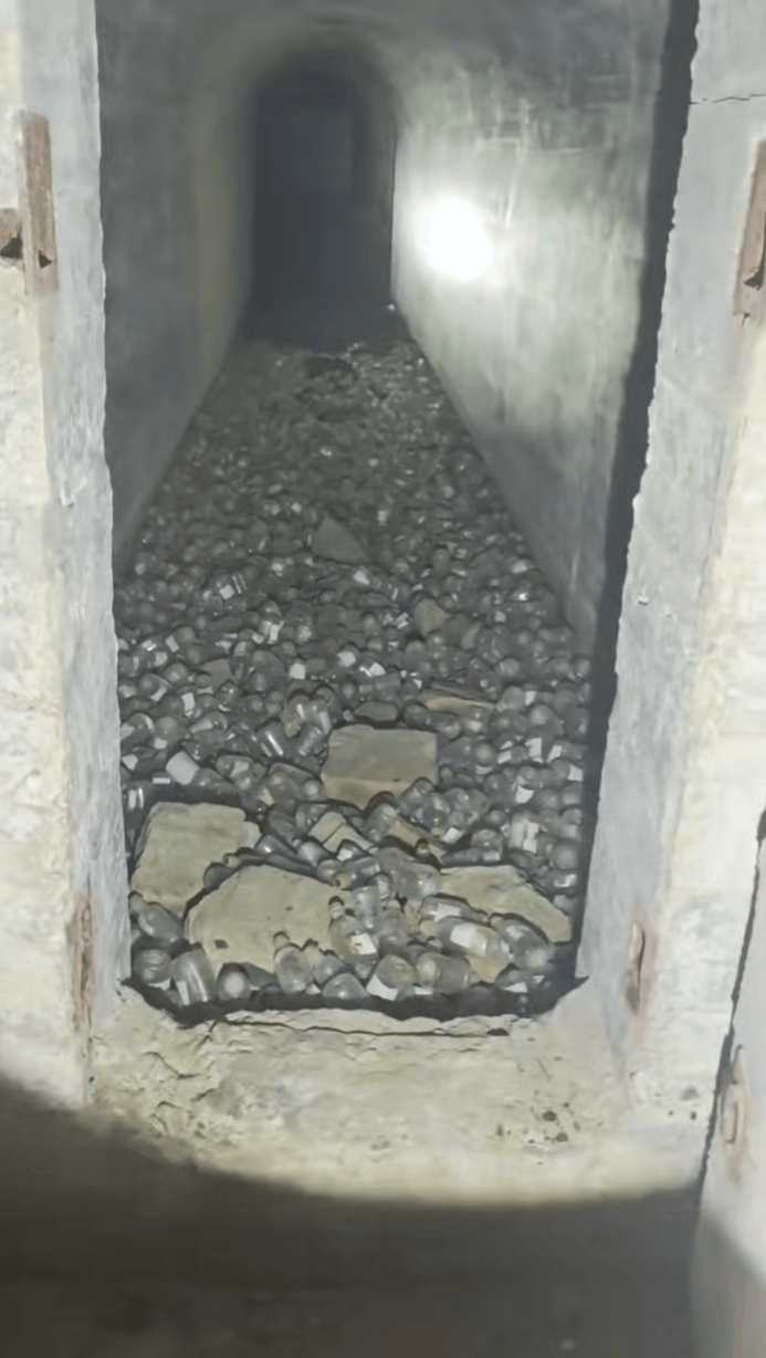 皇冠世界杯代理
_山东烟台一废弃防空洞内发现大量医用塑料输液瓶皇冠世界杯代理
,疑似被随意遗弃;当地相关部门:将实地勘查清点数量,随后将洞门封闭